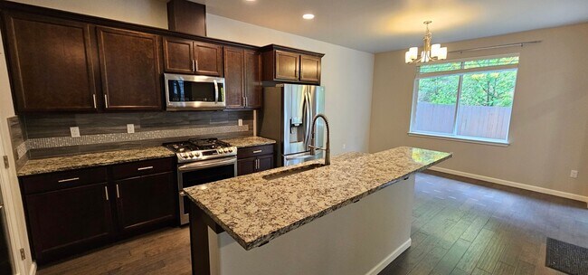 Foto del edificio - Two-Story Bremerton Home