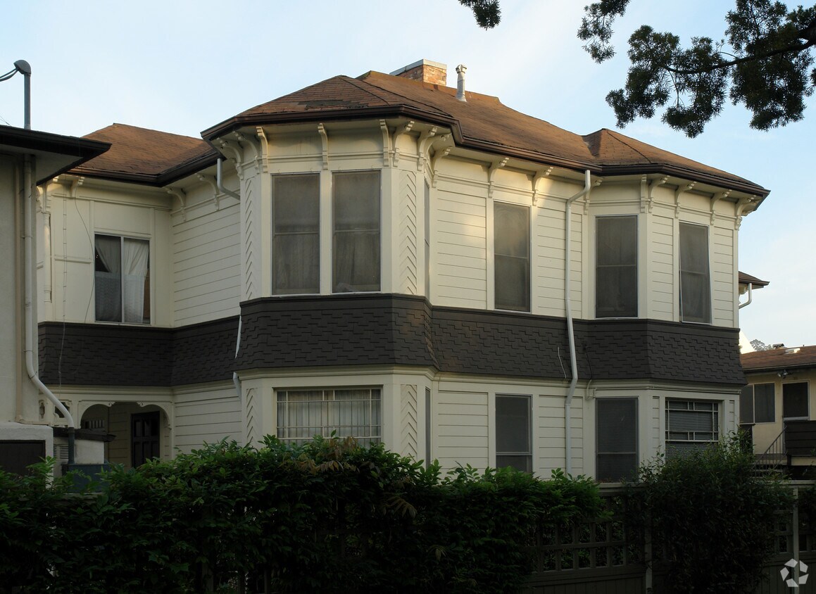 Building Photo - 1219 De La Vina St