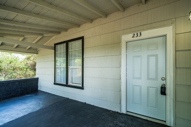 Building Photo - 233 Alder Ave