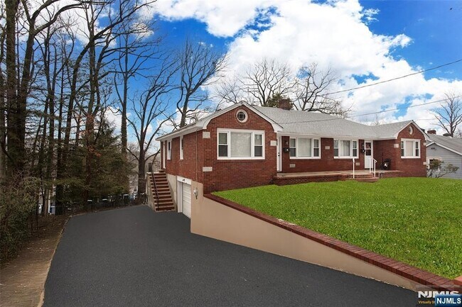 Building Photo - 76 S Farview Ave