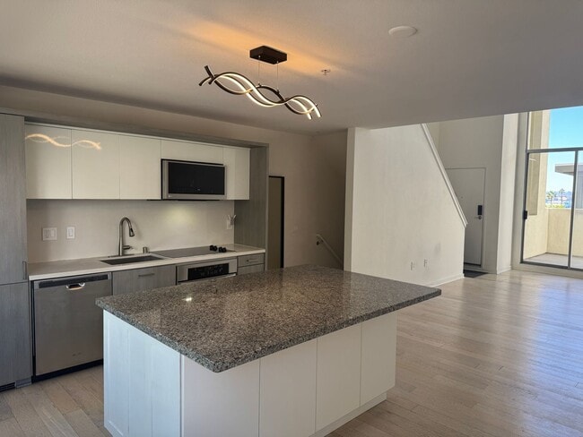 Building Photo - Beautiful 2Br/2Ba Townhome In Little Italy...