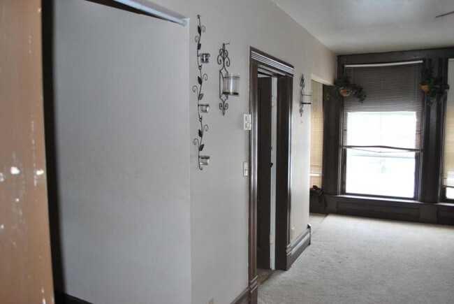 Building Photo - 830 1/2 N Main St Apt 6