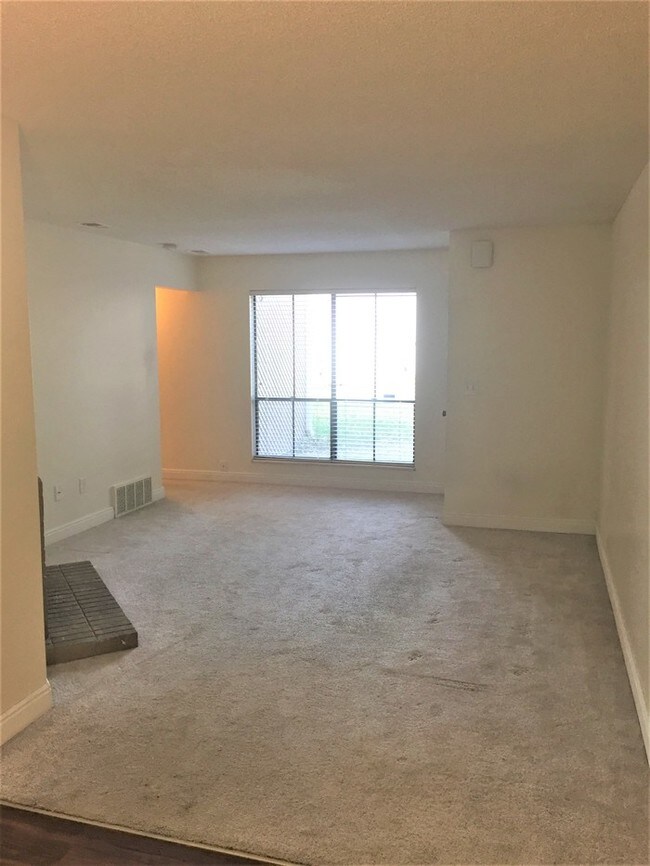 Building Photo - Gorgeous Condo in Pebble Creek
