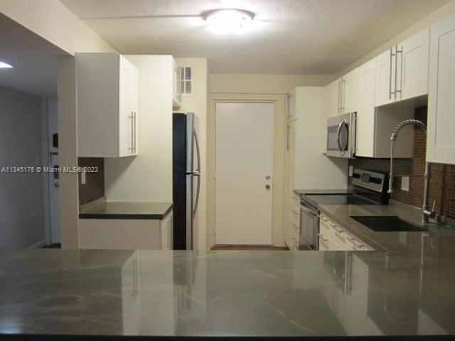 Building Photo - 2305 S Cypress Bend Dr