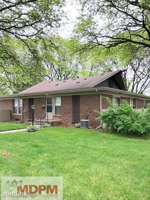 Primary Photo - 9633 Elm St