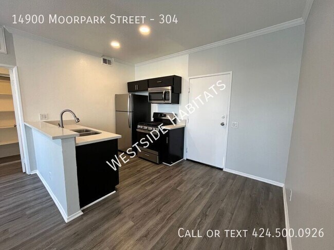 Building Photo - 14900 Moorpark St