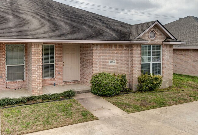 Foto del edificio - Beautiful 3 Bed, 3 Bath Duplex in South College Station!
