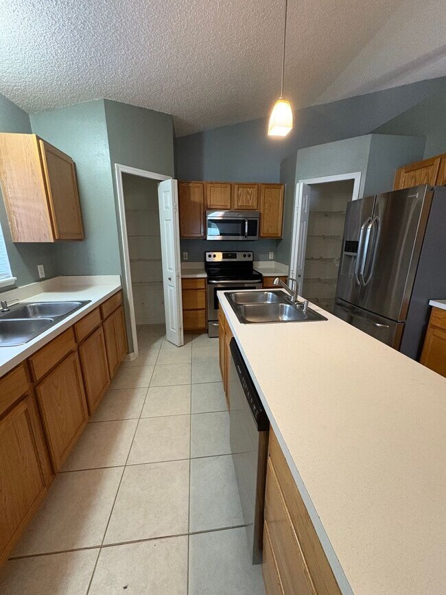 Foto del edificio - Wonderful 4 bedroom plus bonus room BEAUTY   call Sheila or text 407-687-7900