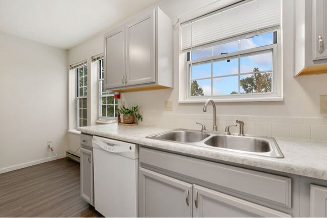 Building Photo - 3200 Azalea Dr