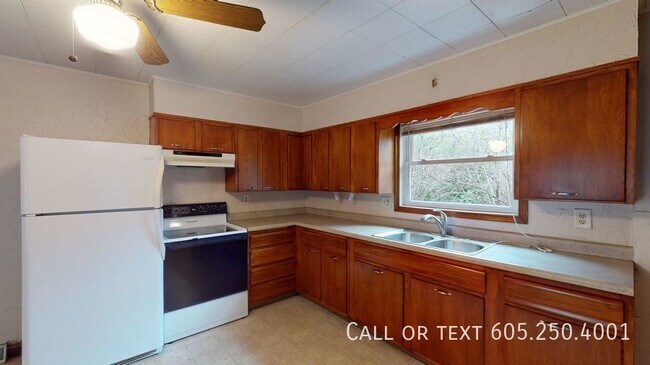 Building Photo - Cozy 2 Bedroom 1 Bathroom Home w/ Garage i...