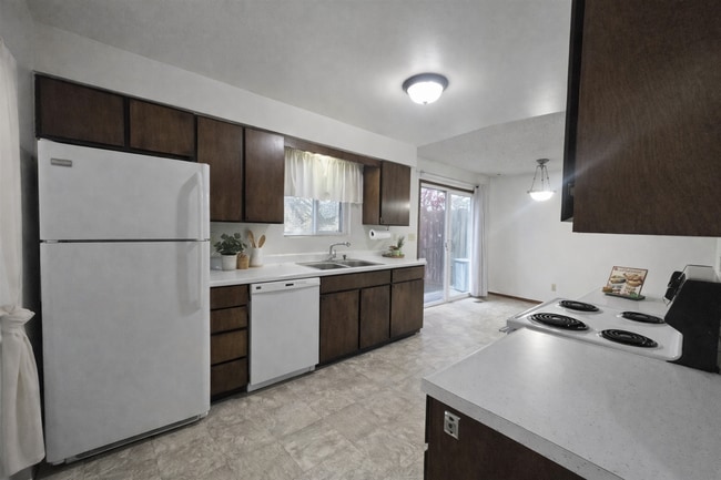 Building Photo - Cozy 2 bedroom with HUGE backyard!