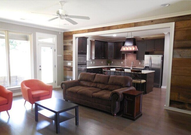 Building Photo - Charming 4BR, 2.5Bath House in Hoover