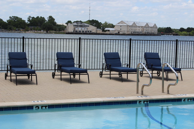 Lakeshore Piscina con vistas a la ribera - Lakeshore Apartments