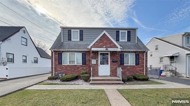 Building Photo - 154 Charlton Ave