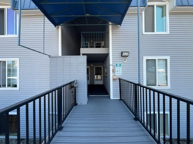 Foto del edificio - Lower Unit in Prime Bremerton Location with Parking