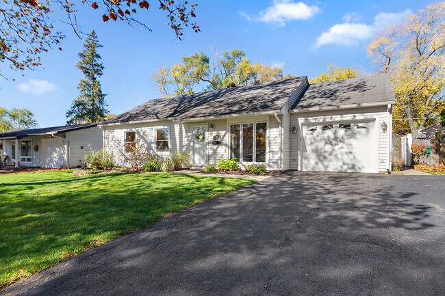Building Photo - 10240 Hawthorne Dr