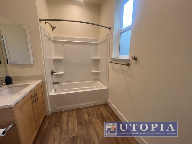 Building Photo - Beautiful and Spacious 3-bedroom, 3.5-bathroom Townhouse Located in the heart of Seabright.