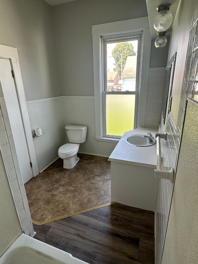 Building Photo - 1904