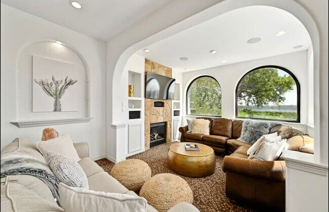 Building Photo - 3711 Highland Dr