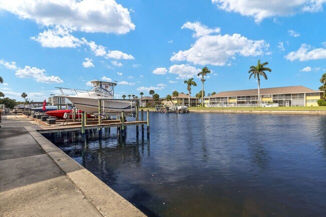 Foto del edificio - Furnished Gulf Access Canal View Boat Lift...
