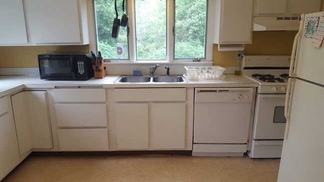 Building Photo - ***Please Respond Directly to the Online Listing, Calls May Not Be Returned***