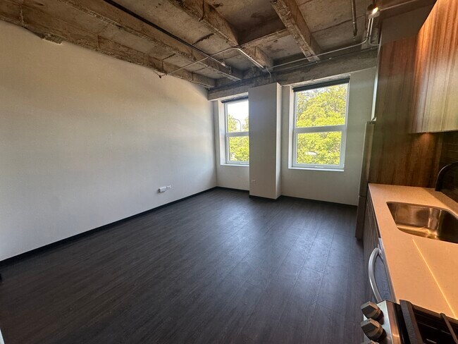 Building Photo - 1657 W Lake St