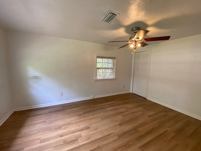 Building Photo - Comfortable 3BR Home Minutes from UF and Midtown