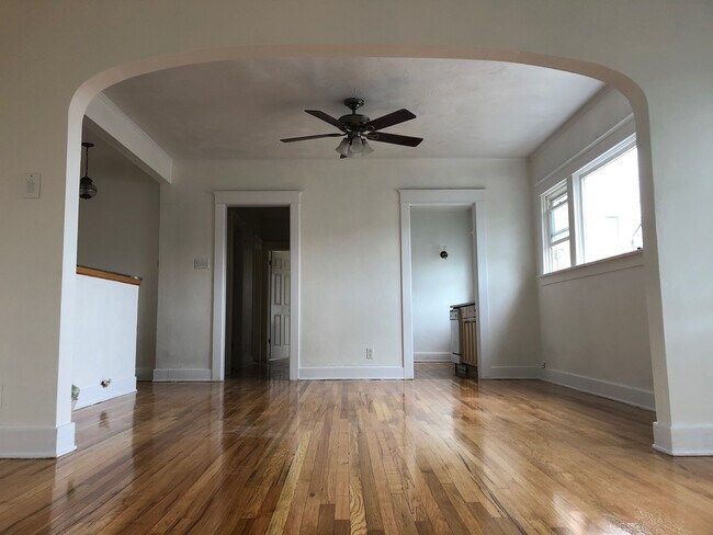 Building Photo - 1842 Mariposa Ave
