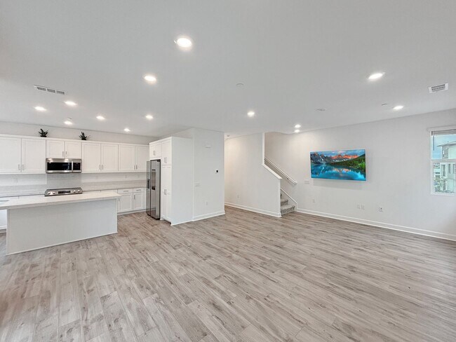Foto del edificio - Spacious 3-Bedroom, 3-Bathroom Townhome in...