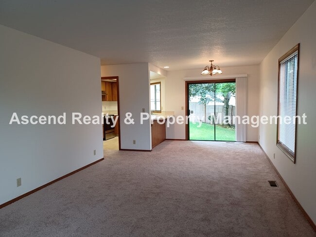 Building Photo - Ready Immediately Summer Lake 3 Bed on Corner Lot, Fenced Yard, Primary Bed on Main Level
