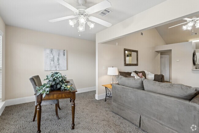 2 habitaciones, 2 baños - 1350 pies cuadrados - Sala de estar - Lenox Park
