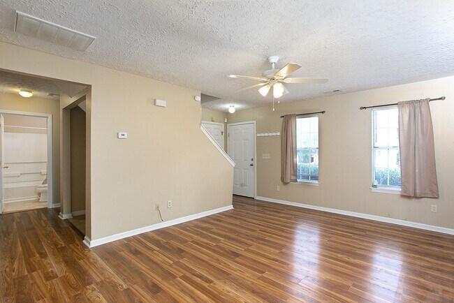 Building Photo - Available 8/10 - Adorable 3 Bed, 2 Bath Ho...