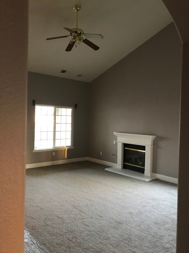 Sala de estar #1, chimenea. - 445 S 19th Ave