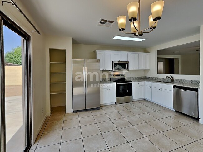 Building Photo - 11798 W Columbine Dr
