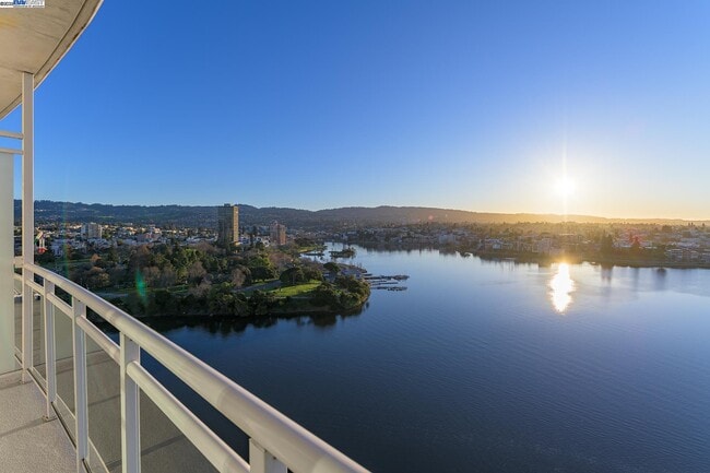 Foto del edificio - 1 Lakeside Dr
