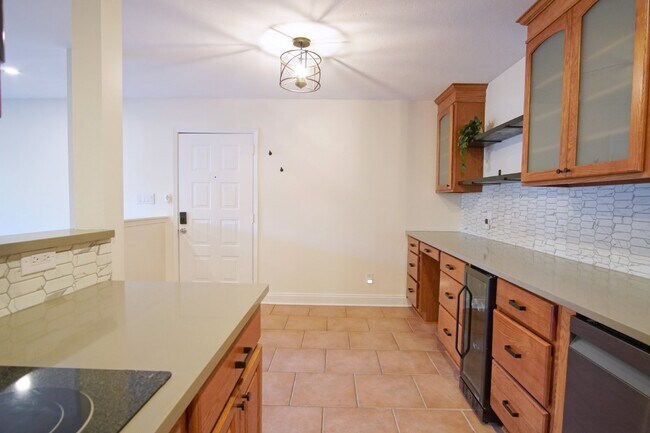 Building Photo - Modern 2-Bedroom Condo Across from the Bay...