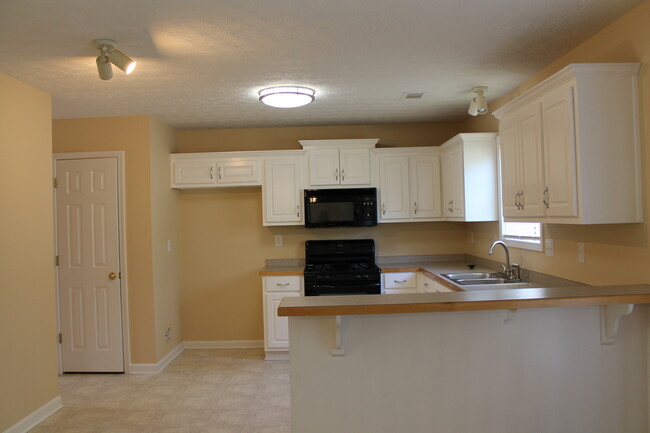 Building Photo - HUGE 3 BED, 2 BATH WITH PRIVACY FENCED BAC...