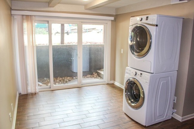 Building Photo - 2 Bedroom 1 Bath Stunning Westport Apartment