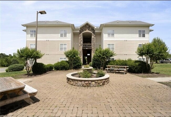 Building Photo - 102 Campus Walk Trl