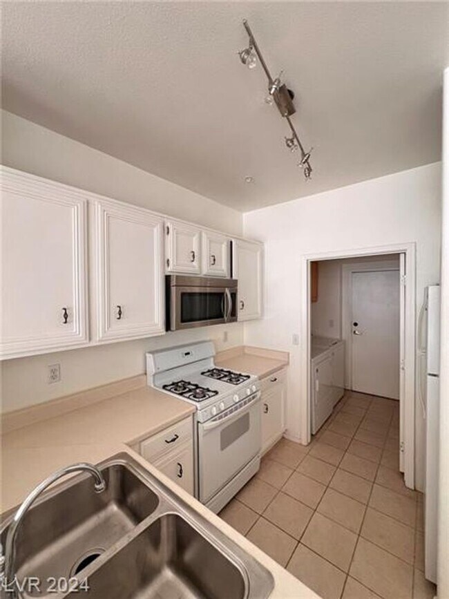 Building Photo - Gated Community / One Bedroom / 1 Car Garage