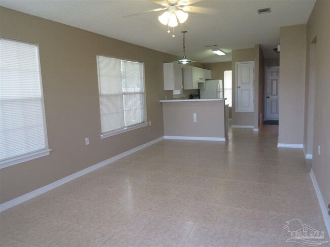 Foto del edificio - 301 Loveland Cir