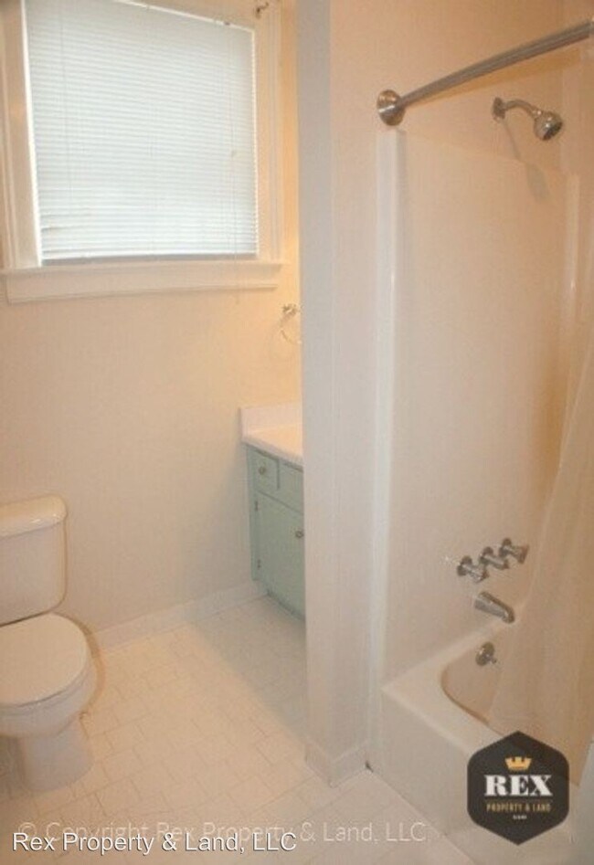 Building Photo - 206 3rd St