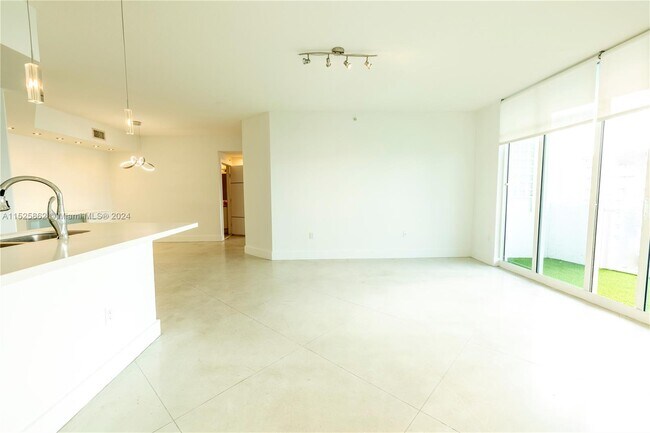 Foto del edificio - 7900 Harbor Island Dr
