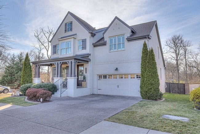 Building Photo - 4 Bedroom, 3.5 Bath Home w/ Fenced Backyar...