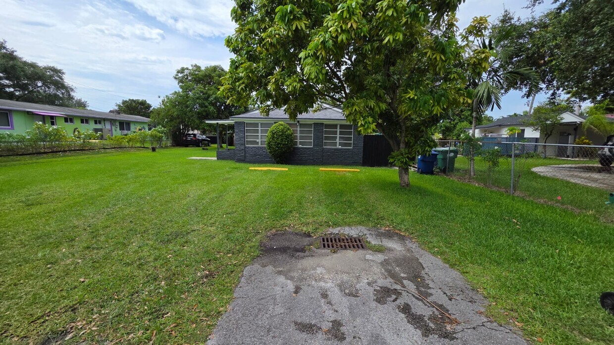 Foto principal - 161 NW 156th St