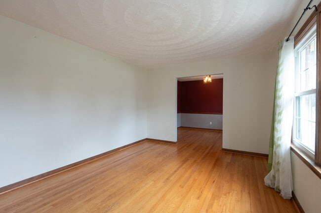 Building Photo - 561 Summit Ridge Dr