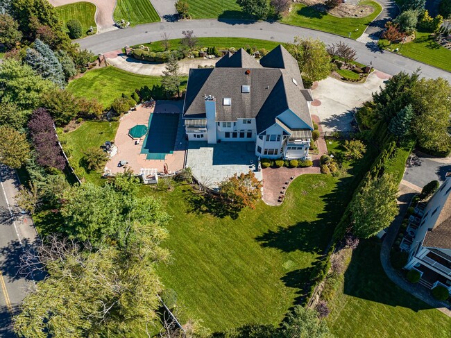 Building Photo - Privacy and Luxury