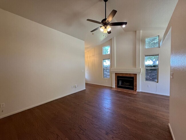 Foto del edificio - 3 Bed, 2 Bath Corner Lot
