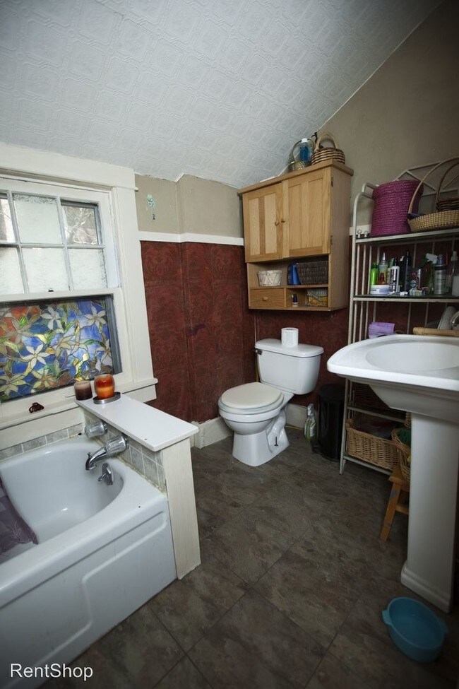 Building Photo - 4 br, 2 bath House - 415 9th St.