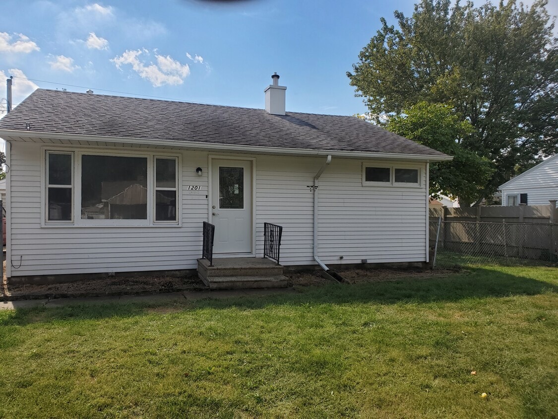 Primary Photo - 1201 Hillary Ave